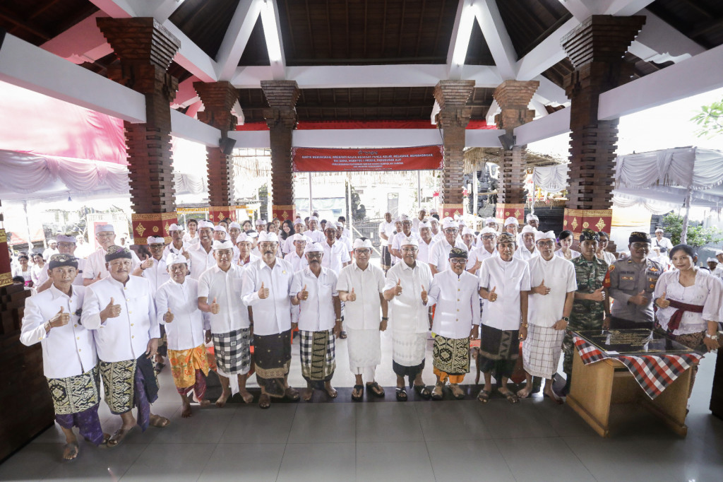 Sekda Adi Arnawa Hadiri Karya Ngenteg Linggih di Pura Begawan Penyarikan Banjar Ubung Sempidi